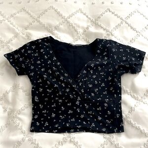 Brandy Melville cropped floral navy top